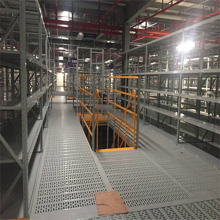 โลหะอุตสาหกรรม Mezzanine Flooring หนักพื้น 300-1000 กิโลกรัมต่อตารางเมตรสําหรับตัวเลือกการเก็บของที่หลากหลาย