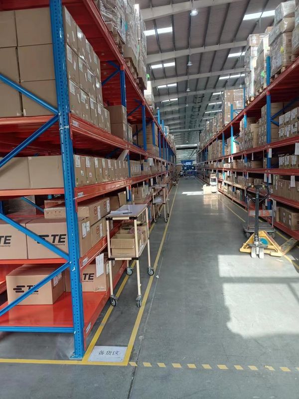 การป้องกันการกัดกร่อน ปลายอุตสาหกรรม Racks การเก็บโลหะสําหรับการแก้ไขการเก็บหลากหลาย