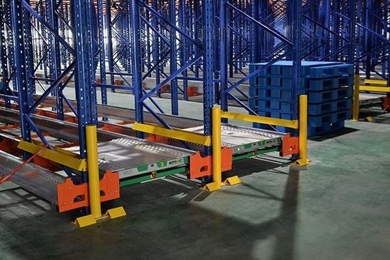 สีส้ม / สีน้ําเงิน Shuttle Pallet Racking Storage System ระบบเก็บพอลเล็ตที่เลือก