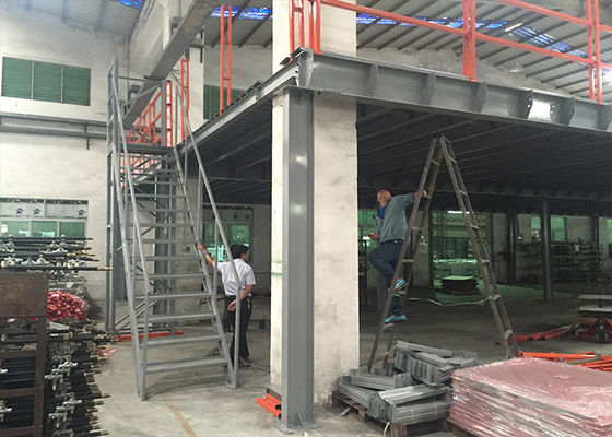 ฟรีสแตนดิ้ง อินดัสเตอรี่ Mezzanine พื้นวัสดุเหล็กความหนาแน่นสูงสําหรับการก่อสร้าง