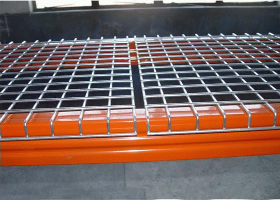 Customzied Strong Warehouse Pallet Racking With Welded Galvanized Wire Mesh Decking ข้างหลังของกระเบื้อง