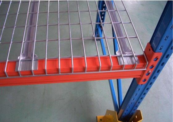 Customzied Strong Warehouse Pallet Racking With Welded Galvanized Wire Mesh Decking ข้างหลังของกระเบื้อง