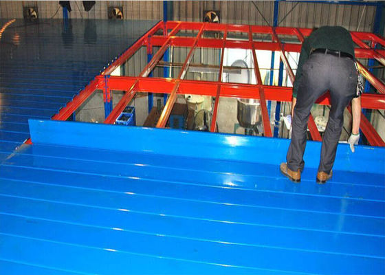 โลหะ Q235 โรงงานเก็บสินค้าพื้น Mezzanine ด้วยแผ่นเหล็ก 500kg/m2