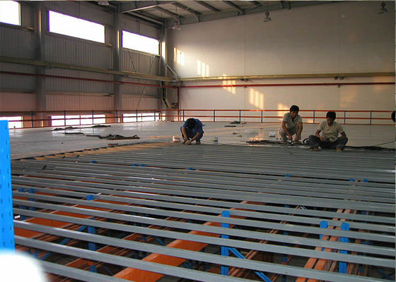 การเคลือบผงแป้ง โลหะอุตสาหกรรม Mezzanine พื้นที่มีทางเดินสําหรับโกดัง