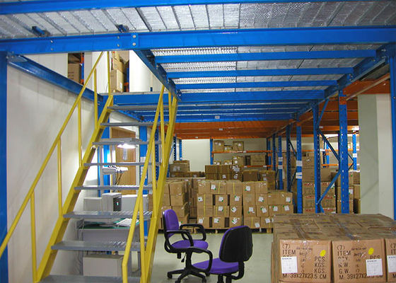 โลหะ Q235 โรงงานเก็บสินค้าพื้น Mezzanine ด้วยแผ่นเหล็ก 500kg/m2