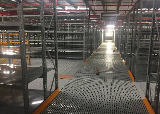 ระบบชั้นวางของเหล็ก Mezzanine ที่รองรับ Rack สีเทาสําหรับโกดังขนาดใหญ่