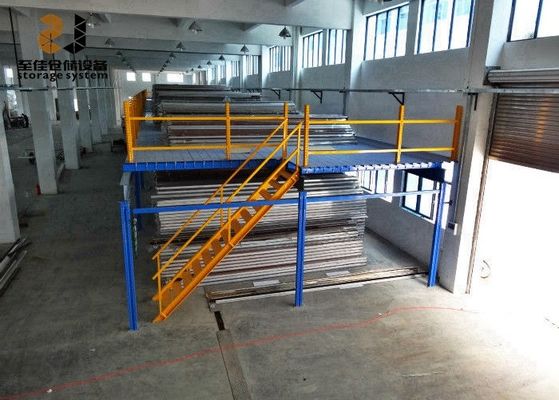 สีฟ้าและสีเหลือง 2 ชั้น Mezzanine ชั้นบันได