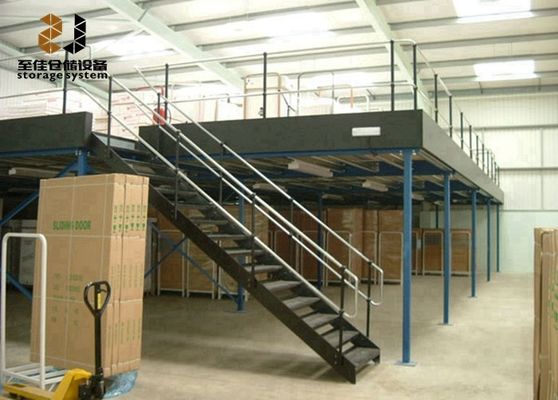 พื้น Mezzanine ของโกดังเหล็ก 500kg/sqm-1500kg/sqm สําหรับการจัดการวัสดุ