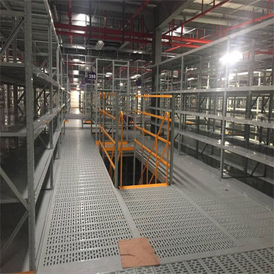 โลหะอุตสาหกรรม Mezzanine Flooring หนักพื้น 300-1000 กิโลกรัมต่อตารางเมตรสําหรับตัวเลือกการเก็บของที่หลากหลาย