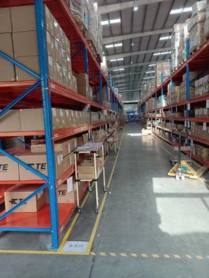 การป้องกันการกัดกร่อน ปลายอุตสาหกรรม Racks การเก็บโลหะสําหรับการแก้ไขการเก็บหลากหลาย