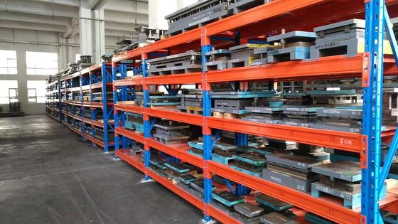 การป้องกันการกัดกร่อน ปลายอุตสาหกรรม Racks การเก็บโลหะสําหรับการแก้ไขการเก็บหลากหลาย